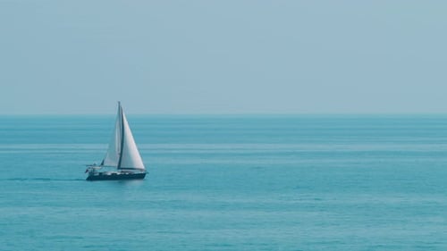 El viento mueve la embarcación en el océano