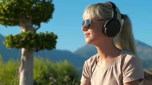 Fühlen Sie sich glücklich, wenn Sie Musik am Strand hören