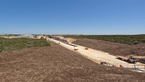Extensão ferroviária Yanchep na Romeo Road Alkimos mostrando trilhos prontos para serem colocados