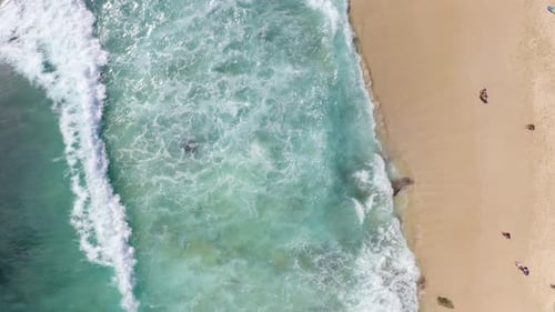 Filmmusik Draufsicht von oben auf den Strand von Bali, Indonesien, aus der Vogelperspektive. Türkisfarbenes Meer mit gelbem Gold