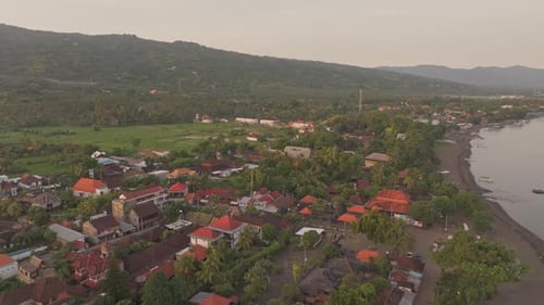 Vue aérienne du lever du soleil sur le village et l'océan, Lovina, Bali, Indonésie.