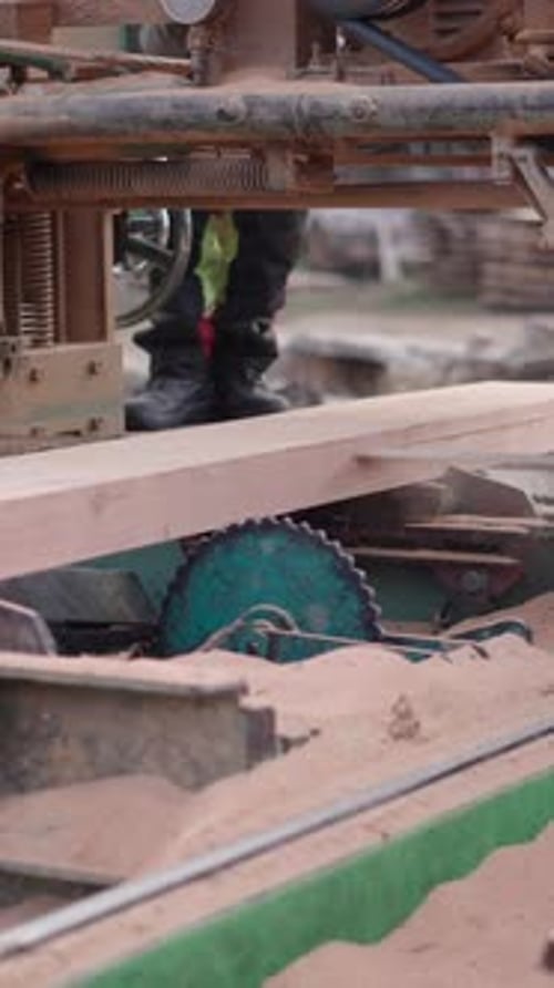Una máquina que corta una madera por la mitad