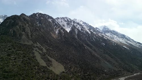 Gorge d'Alamedin, grandes montagnes enneigées