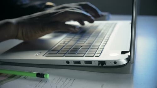 Schwarzer Geschäftsmann, der nachts in seinem Büro arbeitet. Frist, Überlastung