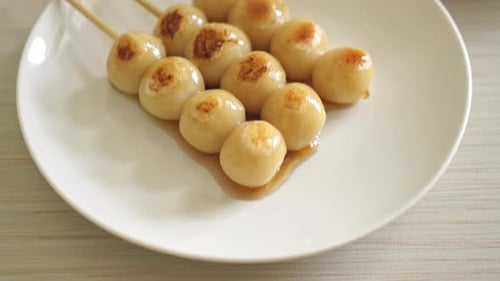 Mitarashi Dango. Knödel in süßer Sojasauce nach traditioneller japanischer Art