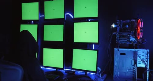 Um hacker masculino está usando um computador para hackear dados e exigir resgate das vítimas.