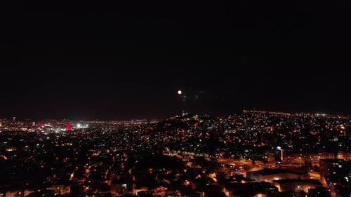 Fogos de artifício explodindo para comemorar o ano novo em Izmir