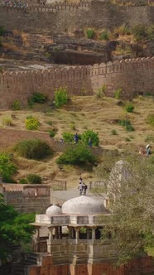 Des touristes visitent le fort indien de Kumbhalgarh, célèbre destination touristique du Rajasthan, Inde, caméra inclinable