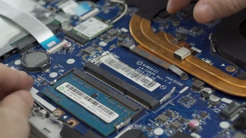 Reparatur und Demontage eines beschädigten Laptops beim Austausch von RAM-Speichersticks