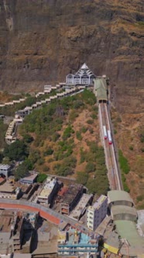 Vue par drone du temple Saptashrungi Vani, une Shakti Peetha sacrée à Nashik, dans le Maharashtra