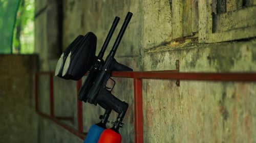 In der Wildnis im Hangar zum Unterricht Pintball-Pistolen mit farbigen Luftballons sind an einem befestigt