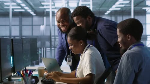 Des collègues du centre de données rient et s'amusent