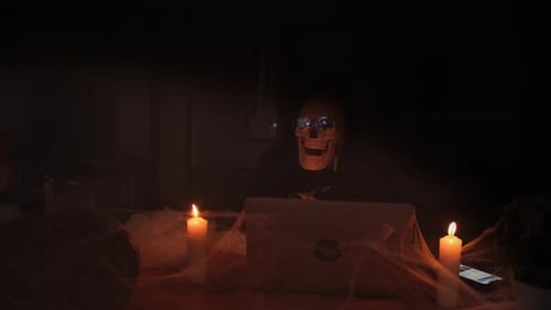 Celebrando la festividad, fondo de Halloween terriblemente espeluznante, cartel de rock con la muerte en la niebla, ordenador portátil