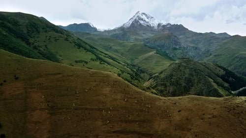 Berg mit einem Dorf auf dem Gipfel