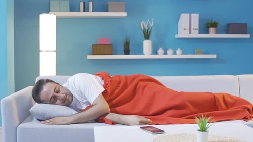 Un homme qui est en retard au travail se réveille.