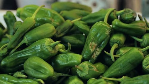 Nahaufnahme von frischen grünen Jalapeno-Paprika, ideal für Stock-Fotos von Gemüse und Lebensmitteln