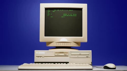 PC rétro avec console de chargement Programmeur créant des scripts, écran de base vert, ancien studio informatique