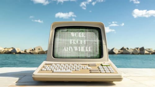Computer am Meer mit Code und Daten auf dem Bildschirm