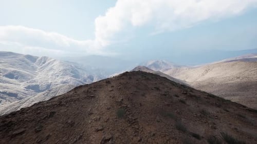 Vue imprenable sur les montagnes du Pamir au Tadjikistan sous un ciel nuageux