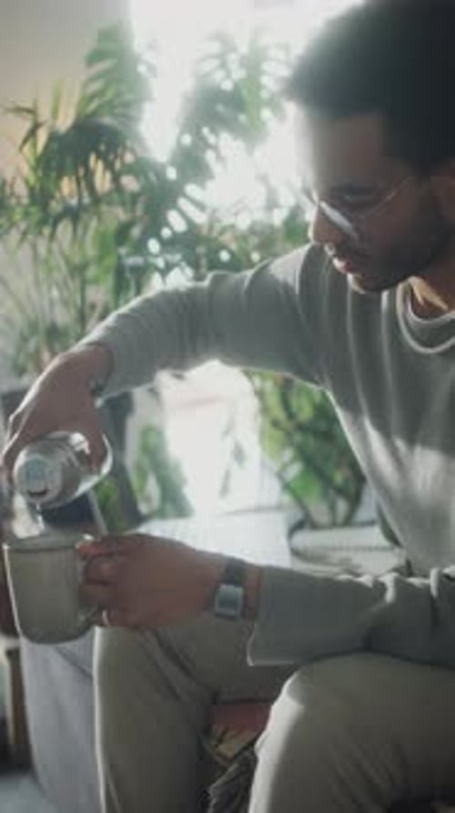 Homme prenant le thé à la maison