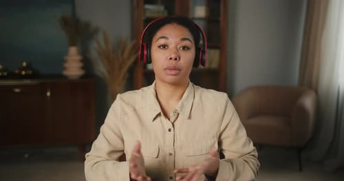 Freelancer discute du projet avec un collègue lors d'un appel vidéo