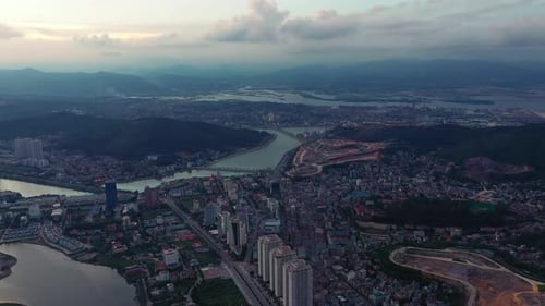 Drohne, Stadt und Fluss an Gebäuden, im Freien oder Wolken am Horizont, Landschaft