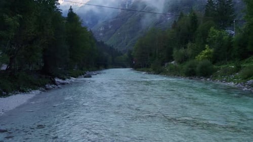 Вид с воздуха на безмятежную речную долину в Юлийских Альпах, Бовец, Словения.