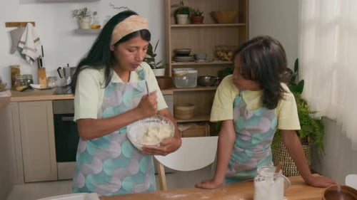 голые дети мастурбируют Мама и дочь мастурбируют тесто дома крупным планом , Стоковые видеоматериалы Включая: крупный план и готовка - Envato