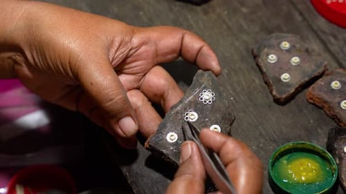 Silberschmied, der Silberschmuck zusammenbaut, Nahaufnahme von oben nach unten