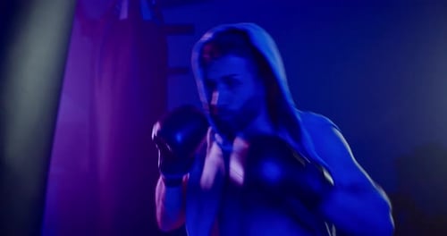 Man Boxer im dunklen Raum