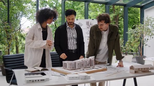 Des architectes discutent d'un projet de logement résidentiel innovant