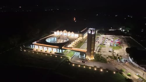 Nachtaufnahme einer herrlichen Moschee mit hoch aufragenden Minaretten und leuchtenden Lichtern.
