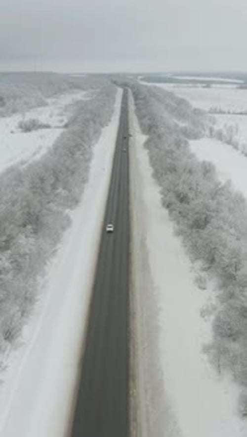 Autos auf der Straße im Winter Vertikales Luftbild