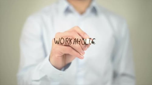 Homme accro au travail écrivant sur écran transparent