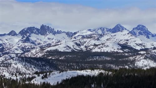 Minarets, chaîne de montagnes, sommets imposants et déchiquetés, point de vue, panorama, paysage, corniche, Mammoth Mountain