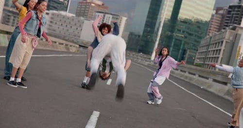 Breakdance, diversité et gens qui dansent en ville pour la liberté et l'art créatif