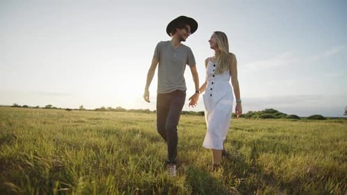 Couple marchant dans le champ pendant un rendez-vous
