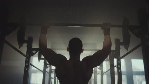 Hombre haciendo ejercicio de dominadas