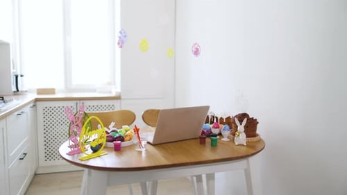 Kreativer Arbeitsbereich mit Kunstbedarf