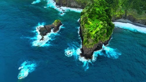 Côte océanique pittoresque, eau bleue pure et falaises abruptes, paysage naturel paradisiaque de Madère