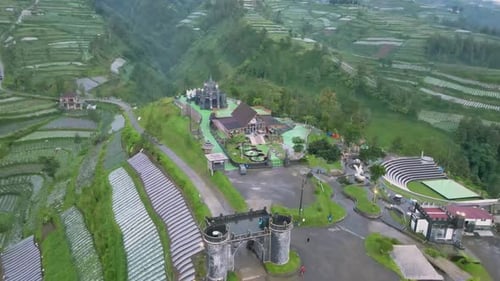 Révélez une photo prise par drone d'un parc extérieur avec une vue magnifique sur une immense montagne. L'annonce touristique « Negeri Kahyangan
»