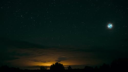 Nachthimmel mit leuchtenden Sternen und meteorischen Spuren Spuren über der Landschaft, ländliche Landschaft, Zeitraffer