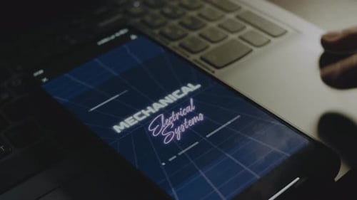 Inscrição de sistemas elétricos mecânicos no conceito de construção de tela de smartphone: mão masculina