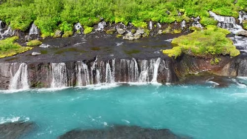 Cascada de verano Muchos arroyos pequeños fluyen desde el río Lava Field con el agua glacial más pura de