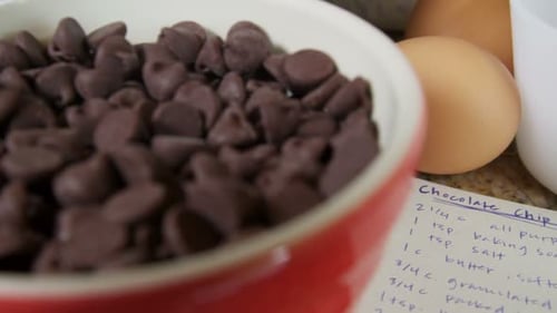 Zutaten und Rezept zum Backen von Schokoladenkeksen