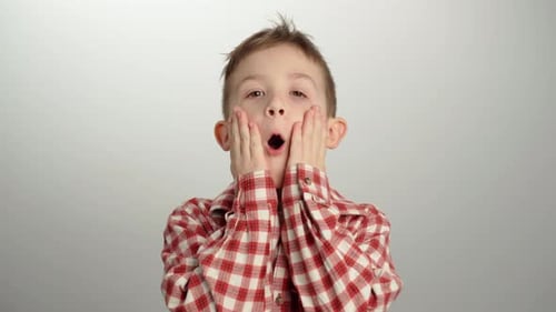Retrato de un niño que muestra la emoción de la sorpresa