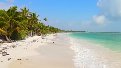 Küste eines ruhigen und abgelegenen Strandes mit kristallklarem Wasser.