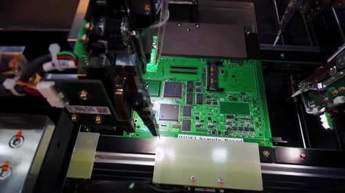 Processus d'examen des circuits imprimés avec une machine