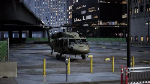 Helicóptero militar en el centro al atardecer