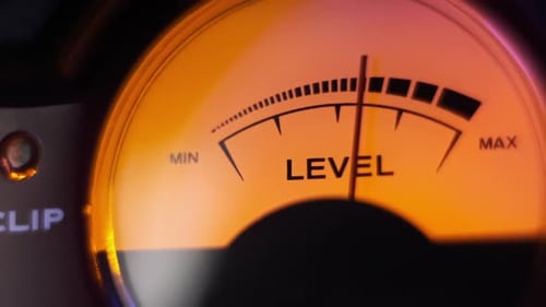 Indicador de flecha analógico vintage del nivel de señal de sonido con retroiluminación amarilla